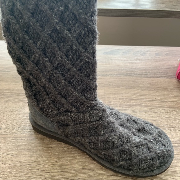 Charcoal Lattice Uggs - Picture 5 of 8